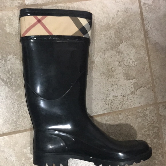 Burberry  Rain boots!! Barely worn - Picture 9 of 11